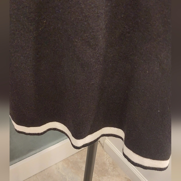 Elegant Black Women's Sweatshirt with White Trim - Picture 4 of 11